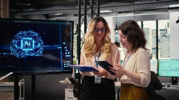 team av kollegor använder sig av strategisk artificiell intelligens moln datoranvändning till uppträdande data analys, optimerad beslut framställning och projekt prognoser. utveckling med automatisering. kamera a. video