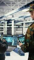 vertikal militär data Centrum ingenjörer använder sig av ai maskin inlärning radar programvara till Kolla på för fiende hot. armén tekniker i data Centrum använda sig av artificiell intelligens på enheter till upptäcka, detektera faror, kamera en video