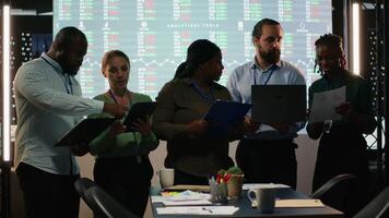 porträtt av olika företag kollegor granskning en gång i månaden insikter och prestanda indikatorer inom de företag. anställda ledande utvärderingar och delning idéer för mål miljö. kamera b. video