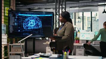 negro determinado líder utilizando artificial inteligencia y neural redes a analizar pronóstico tendencias en un moderno eso empresa oficina. automatización para negocio estrategia mejoramiento. cámara una. video