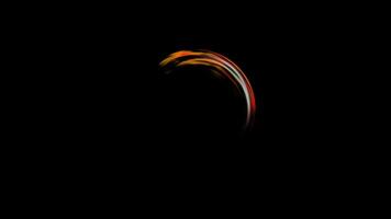 abstrakt halvmåne ljus spår med en eldig orange glöd, representerar en dynamisk borsta stroke eller en himmelsk blossa på en svart bakgrund. video