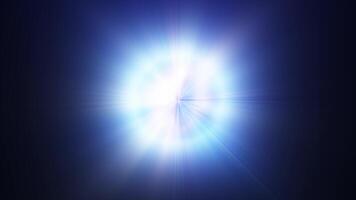 centrato raggi di leggero su un' buio sfondo. animazione di cielo leggero a partire dal il centro con un' radiale tremolante, splendente bagliore leggero video