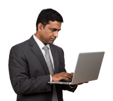 focado ásia masculino adulto dentro terno trabalhando em computador portátil. png