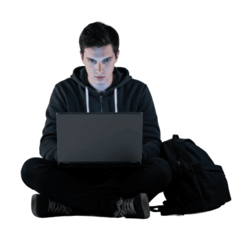 jovem caucasiano masculino dentro moletom com capuz usando computador portátil enquanto sentado Cruz pernas. png