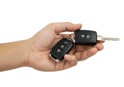 mano Tenere auto chiavi con a distanza su portachiavi con serratura e sbloccare pulsanti. png