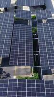 aérien vue de solaire Puissance plante avec bleu photovoltaïque panneaux monté sur parking garage video