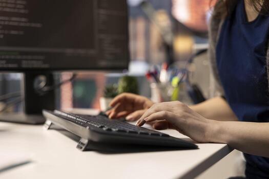 sistema administrador a oficina codificación en su computadora creando un software y trabajos en implementar algoritmos eso experto edificio aplicaciones con un programación interfaz. cerca arriba. foto