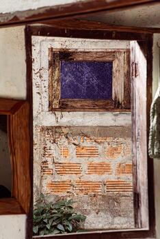 resumen ligero y sombra en antiguo y sucio ventana en oscuro fondo, con recorte camino foto