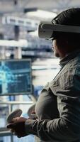 verticale Software sviluppatore nel server camera indossare vr occhiali ottimizzazione in profondità apprendimento sistemi maneggio compiti. africano americano donna nel dati centro regola ai modello parametri utilizzando virtuale realtà, telecamera B video