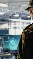 vertical soldado en Ingenieria papel usos ai solicitud en ordenador portátil a gestionar servidor cubo sistemas Ejército comandante comentarios secreto inteligencia información utilizando artificial inteligencia en datos centro, cámara si video