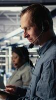 vertikal data Centrum administration talande i audio headsetet mikrofon, portion klienter lösa hemsida värd problem. server bruka arbetstagare på industriell plattform portion användare ha kvar uppkopplad tjänster löpning, kamera en video