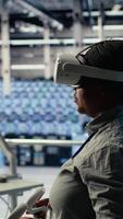 verticale dati centro esso esperto indaga ai configurazioni utilizzando virtuale realtà, fabbricazione aggiustamenti per ottimale funzione. server centro ingegnere controlli artificiale intelligenza errore utilizzando vr cuffia, telecamera B video