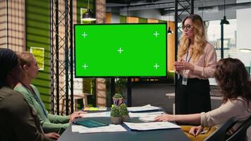 ambitiös företag partners inriktning strategi i främre av en krom nyckel skärm i modern arbetsyta, redo till täcka över Framgång indikatorer, digital prognoser och projekt mål. kamera a. video
