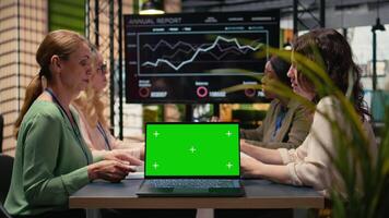 ambizioso professionisti allineare obiettivi per collaborazione con modello schermo su computer portatile, empowering donne la creazione di progetti attraverso immagini, dati guidato pianificazione e aziendale innovazione. telecamera un. video