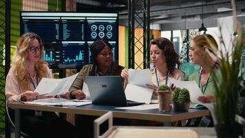 donne capi gruppo collaborare al di sopra di prestazione indicatori per creare un' nuovo finanziario strategia nel un' multinazionale azienda ufficio. associati allineamento risorse con progetto obiettivi. telecamera un. video