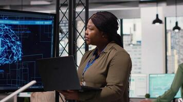 svart fast besluten ledare använder sig av artificiell intelligens och neuralt nät till analysera prognos trender i en modern den företag kontor. automatisering för företag strategi optimering. kamera b. video