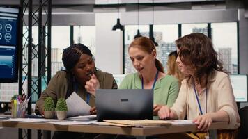 självsäker kraftfull kvinnor sammankomst i de styrelserum till utvärdera data rapporter, upprättande projekt mål och företag metrik. bemyndigande och hög nivå beslut tillverkning. kamera b. video