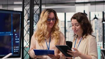 team av kollegor använder sig av strategisk artificiell intelligens moln datoranvändning till uppträdande data analys, optimerad beslut framställning och projekt prognoser. utveckling med automatisering. kamera b. video