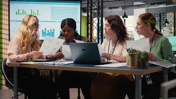 equipo de carrera enfocado mujer alineando analítica y objetivos, revisando financiero actuación datos a dirigir empresa hacia éxito en un inteligente y colaborativo trabajo ambiente. cámara una. video