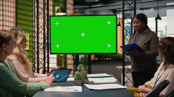 metas orientado mujer de negocios trabajo alrededor un Bosquejo televisión monitor con documentos, empoderado por datos y determinación para actuación analítica y planificación herramientas. trabajo ambiente. cámara una. video