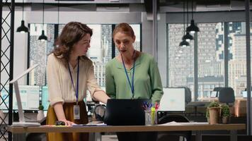 diverso equipo de mujer de negocios revisión analítica y refinar su visión en un brillante y estratégico trabajo ambiente, alineando corporativo objetivos con carrera Progreso y desarrollo. cámara b. video