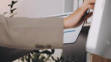 un' persona è utilizzando un' computer per dai un'occhiata il tempo video