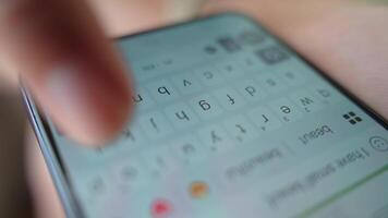 fingrar skriver på smartphone skärm tangentbord. person använder sig av mobil telefon, stänga upp. begrepp av sms, kommunikation och teknologi video