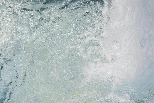 burbujas subir mediante cristal claro agua desde un natural primavera, creando un animado atmósfera en un tranquilo ambiente iluminado por brillante luz foto