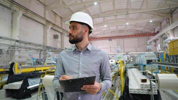 fönster fabrik ingenjör inspekterande produktion linje och tar anteckningar på Urklipp video