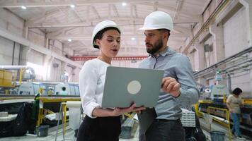 ingenjörer samarbetande på bärbar dator i PVC fönster fabrik miljö video