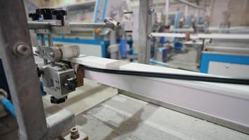 automatiserad maskineri införing sudd täta in i PVC fönster ram profil video