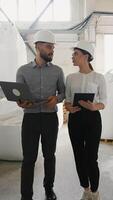 ingénieurs en marchant et discuter dans usine en utilisant portable et tablette video