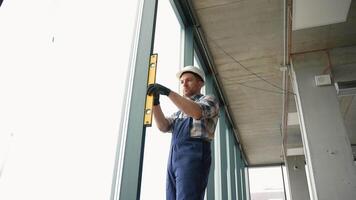 konstruktion arbetstagare kontroll vertikal inriktning av fönster ram video