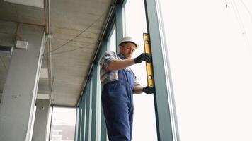 konstruktion arbetstagare kontroll vertikal inriktning av fönster ram video