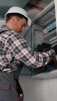 elektriker arbetssätt på elektrisk panel, ansluter trådar och montera komponenter video