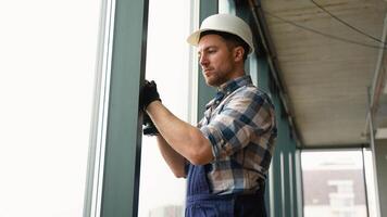 konstruktion arbetstagare montera fönster ram i byggnad video