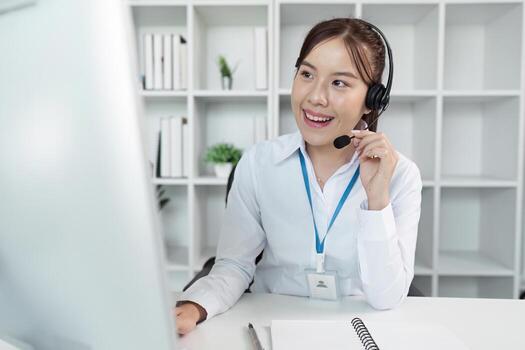 profesional llamada centrar agente utilizando auriculares y computadora en moderno oficina ambiente foto