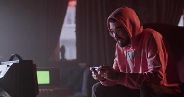 man vilar i vardagsrum bar med TV-spel video