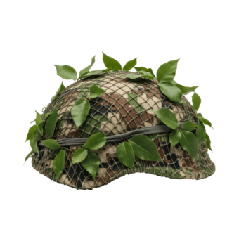 ein Militär- Kampf Helm mit ein tarnen Muster, bedeckt mit ein Netz und geschmückt mit natürlich Grün Blätter zum taktisch Verschleierung. png