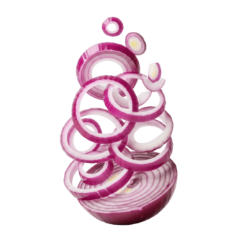 een gesneden rood ui met ringen drijvend in de lucht. gebruik deze beeld voor culinaire of gezond aan het eten concepten. png