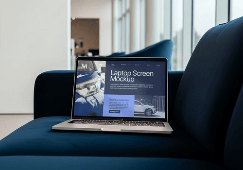 un' il computer portatile visualizzazione un' sito web modello riposa su un' felpa buio blu divano nel un' moderno ambientazione psd