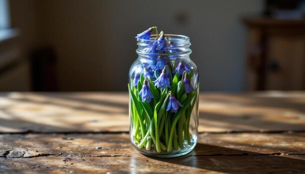 campanillas en un claro tarro reflexionar patrones de ligero bailando a través de el antiguo de madera mesa tapas foto