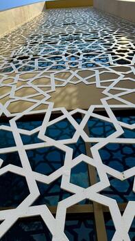 blanco estampado metalistería en contra edificio fachada crea sorprendentes geométrico sombra patrones en alto resolución foto