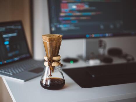 moderno hogar oficina preparar con chemex café cervecero en escritorio y codificación en antecedentes foto