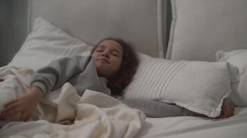 lat liten flicka på säng vägrar till skaffa sig upp video