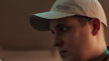 fabricante de quesos utilizando presión encargarse de a banco de trabajo en fábrica video