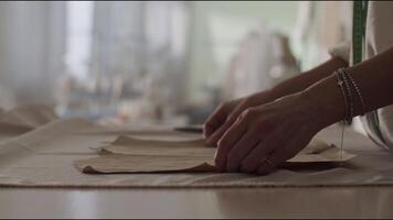 Sastre calificación modelo en telas en taller video