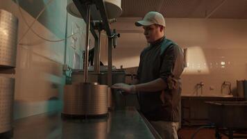 fabricante de quesos utilizando presión encargarse de a banco de trabajo en fábrica video