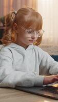 jong meisje op zoek Bij laptop scherm typen toetsenbord, aan het leren programmering online met Super goed enthousiasme. kind vieren in opwinding na bereiken positief resultaat werken onderwijs studie vooruitgang video
