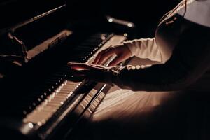 agraciado manos en piano llaves romántico pianista mujer en suave destacar foto